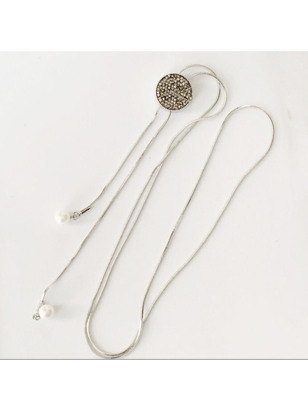 NEW-CRYSTAL Studded Medallion/White Pearls chain